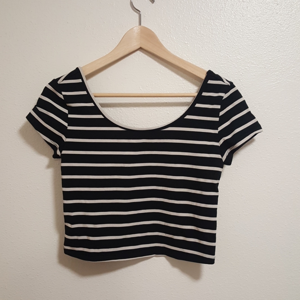 Mossimo fitted crop top black and white